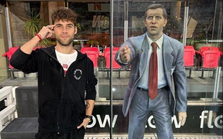 El platense Agustín, ex GH, fue a UNO y se sacó fotos con una gloria: "Escobas y bidones"