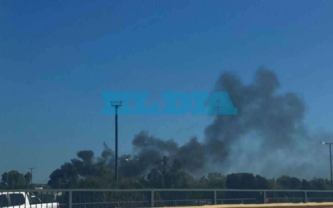 Enorme columna de humo en La Plata: qué pasó