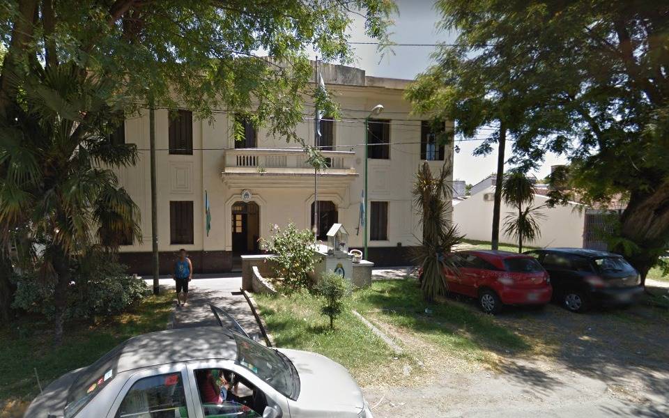 Presos intentaron fugarse de una comisaría platense haciendo un boquete 