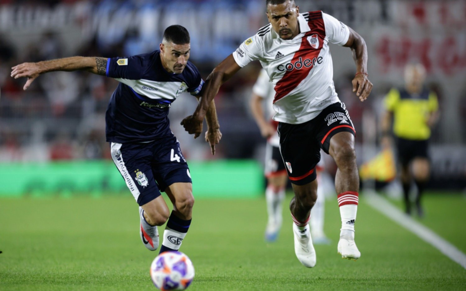 River estableció claras diferencias con Gimnasia, lo derrotó 3 a 0 y se afirmó como único puntero