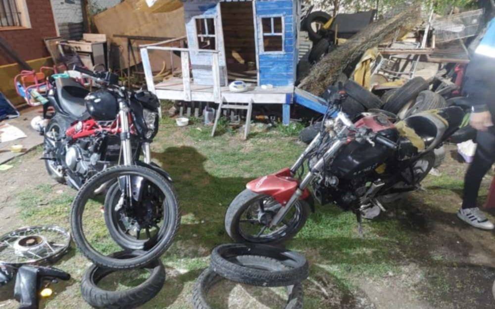 Cae peligrosa banda en La Plata: hallaron inhibidores, droga y un desarmadero de motos