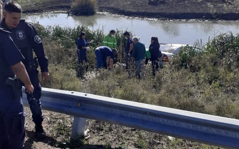 Un auto despistó y terminó adentro de un canal en Berisso