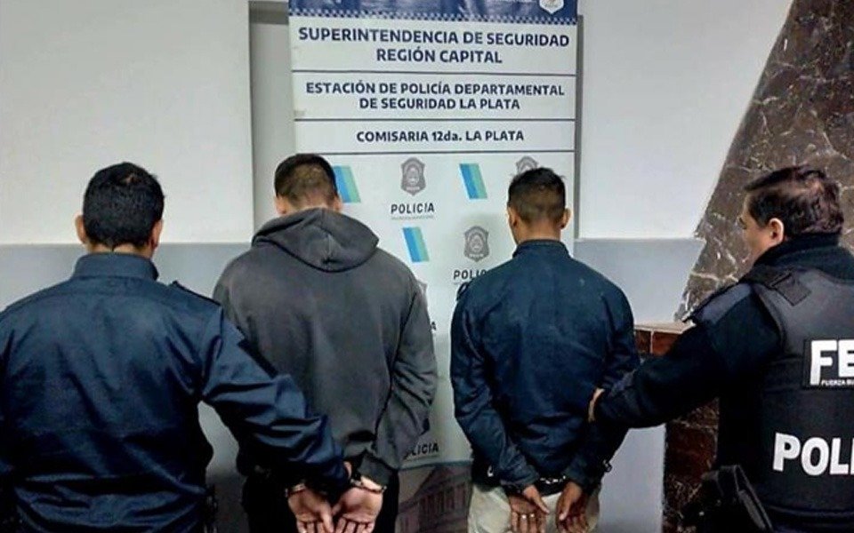 Salvaje golpiza a un joven para robarle el celular en Villa Elisa