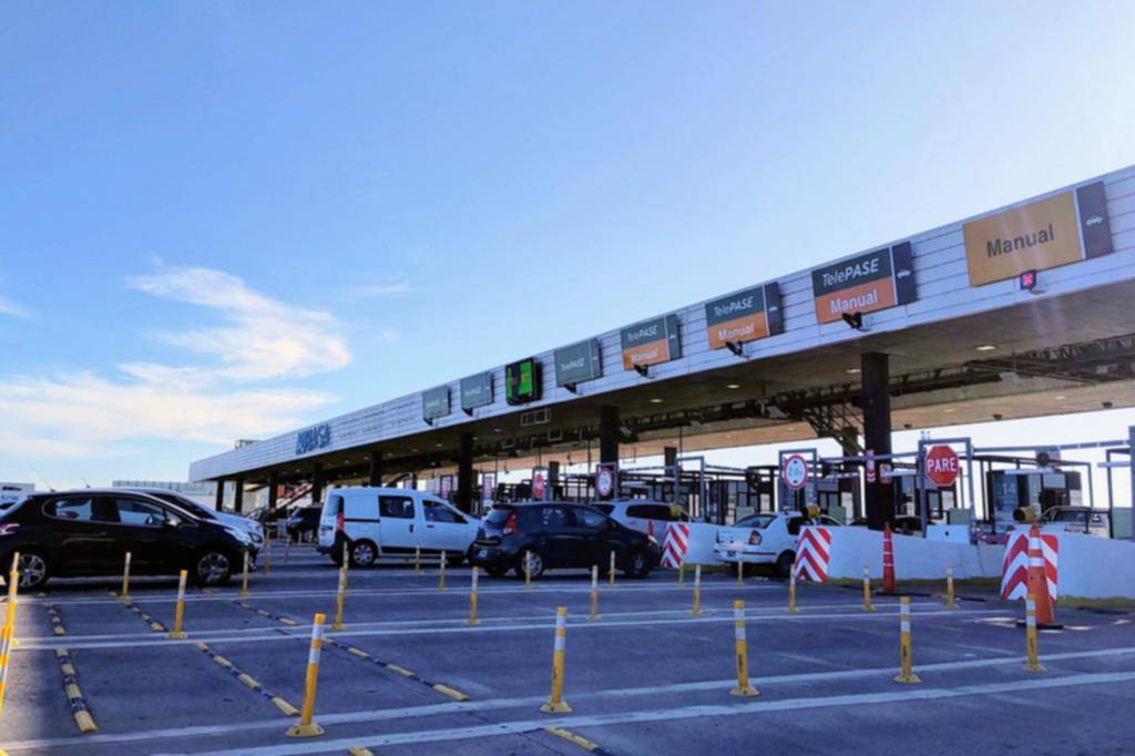 La Autopista, entre pozos y colas que le ganan a la promesa del “Telepase”