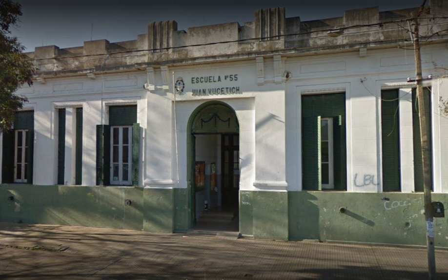 Alarma en un colegio de La Plata: aseguran que un alumno de 11 años fue armado y le pegó un culatazo a la maestra