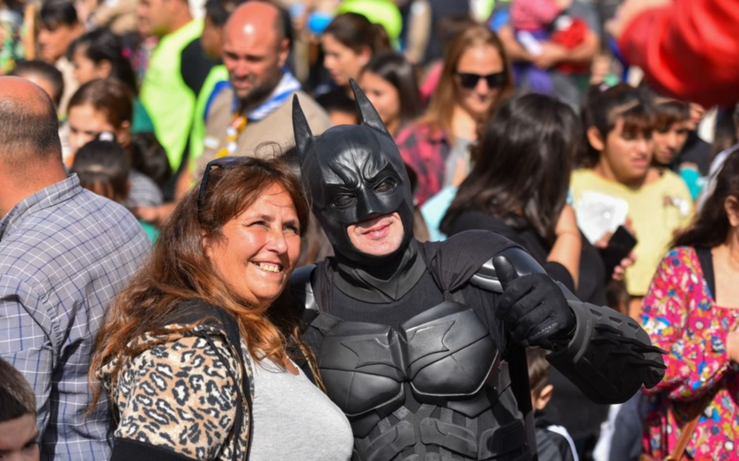 Emotivo homenaje al Batman solidario platense en el aniversario de Villa Elvira