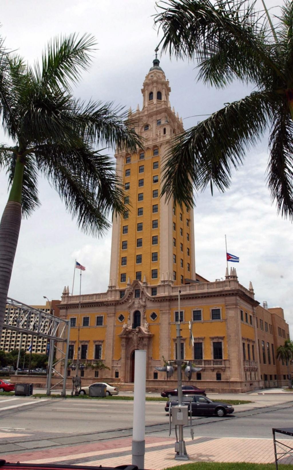 La icónica Torre de la Libertad de Miami se acicala para su centenario