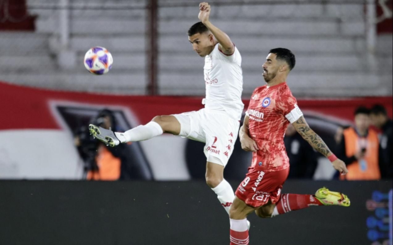 Argentinos se llevó el empate con dos menos