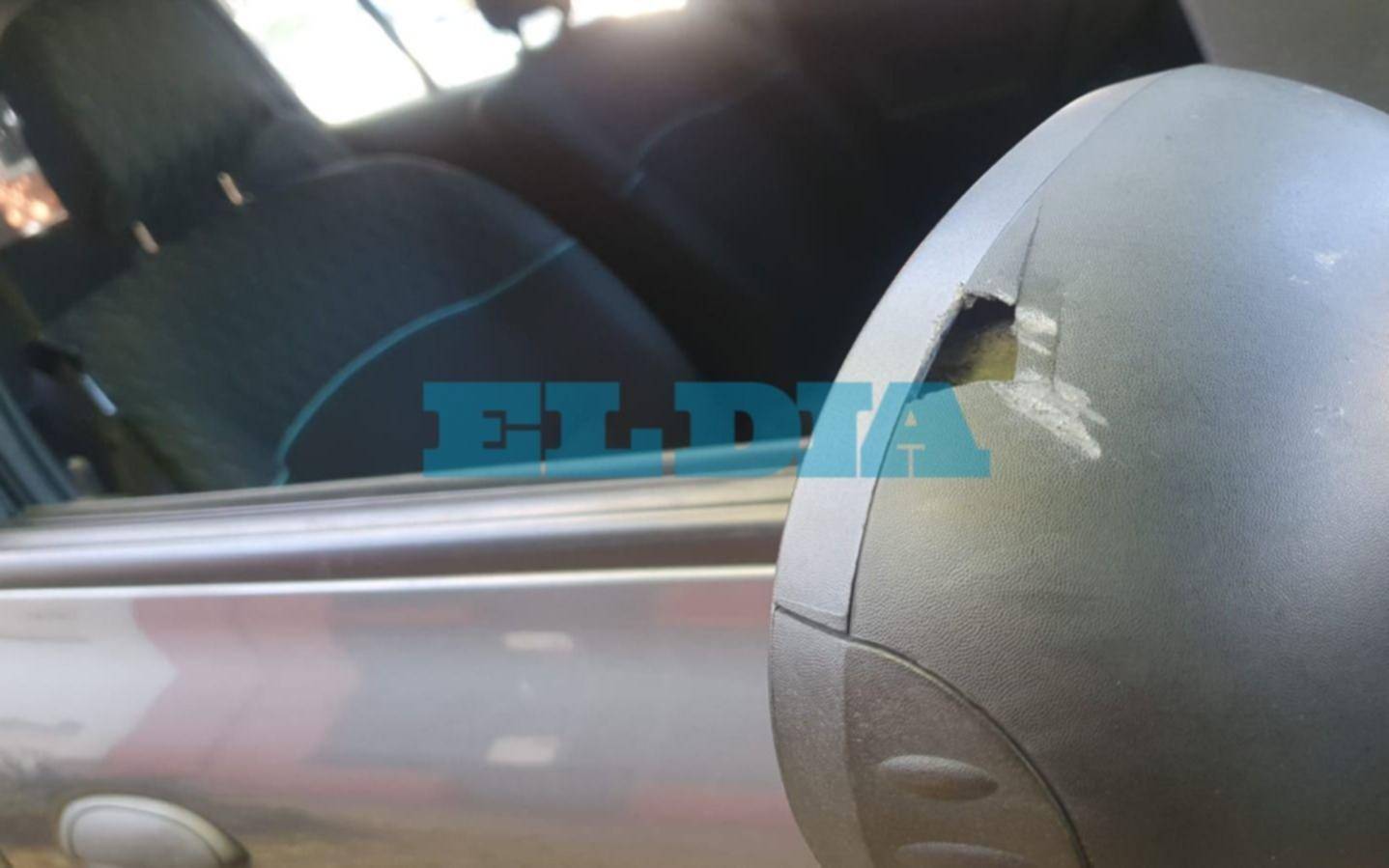 Alerta por los "tirapiedras" en la bajada de la Autopista Bs As - La Plata: "Rompen los vidrios para robarnos"
