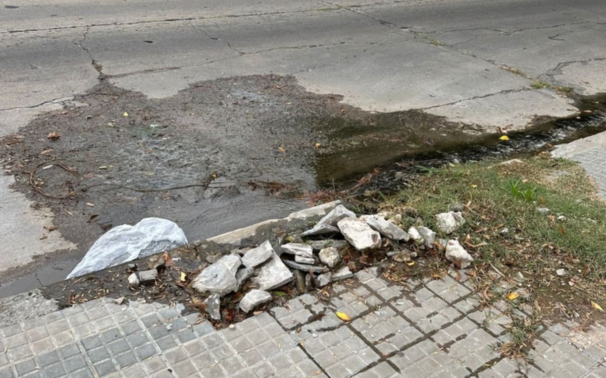 Una pérdida de agua "que cada vez se hace más grande", aseguran en un barrio de La Plata