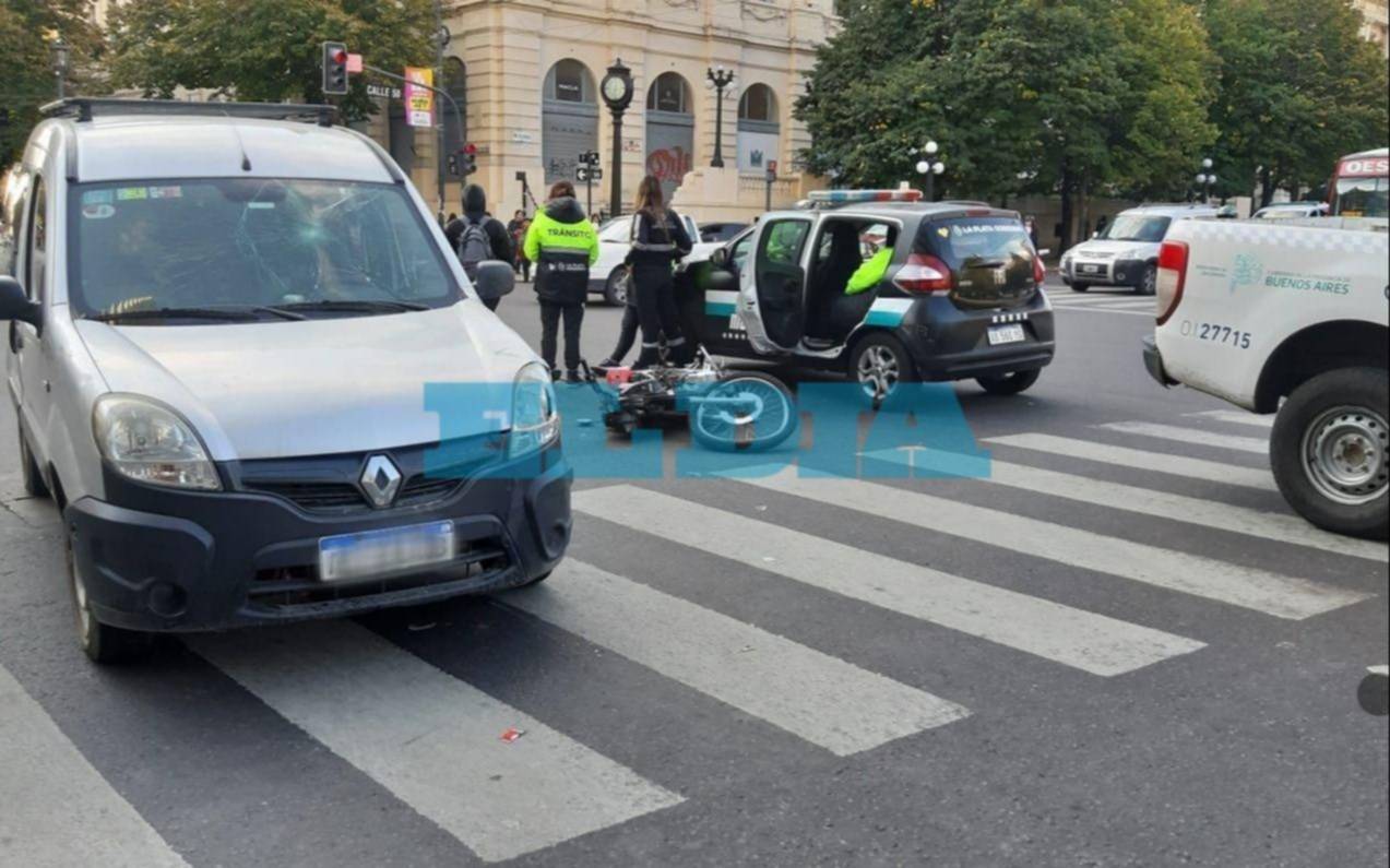 Fuerte choque en el centro platense: un auto chocó con un delivery