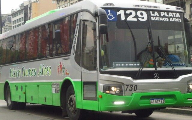Desde esta noche habrá paro de micros: afecta el servicio que une La Plata con Capital Federal