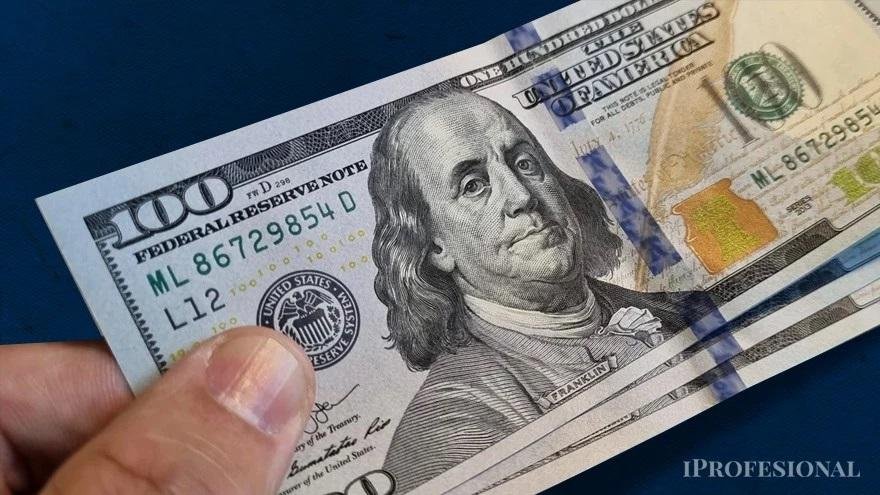 El dólar blue arrancó la semana a fondo y marcó un nuevo récord: $408