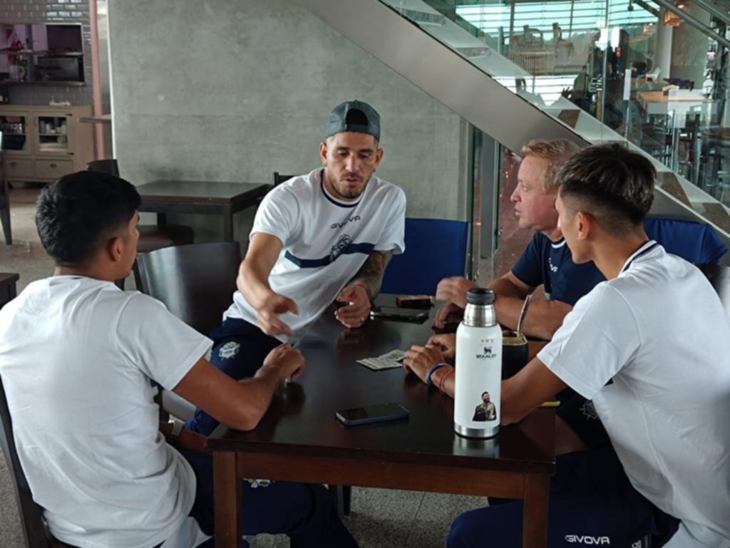 VIDEO. Con casi tres horas de demora el plantel de Gimnasia llegó a Bogotá