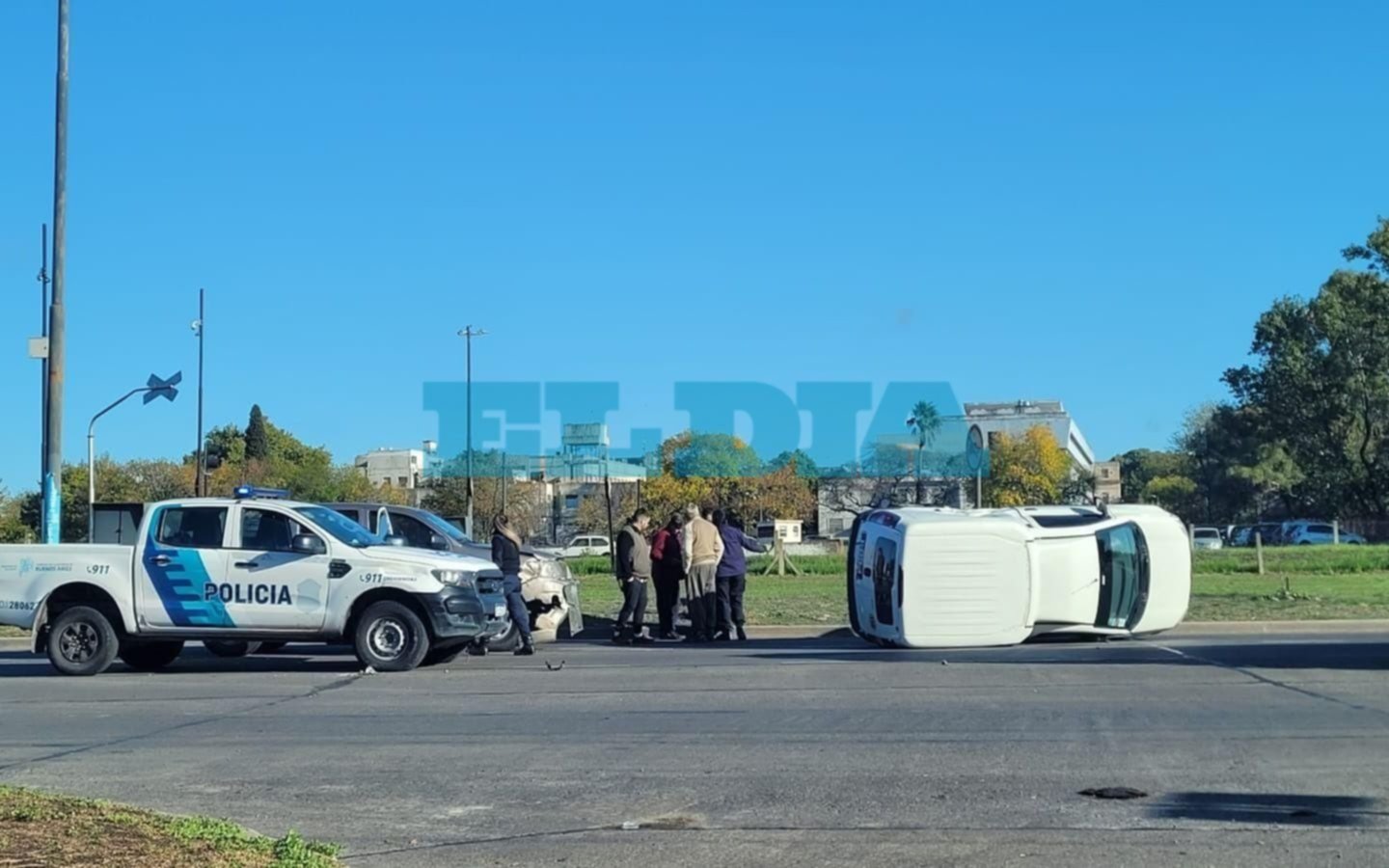 Martes accidentado: un vuelco y dos mujeres en estado "crítico" al caer de una moto
