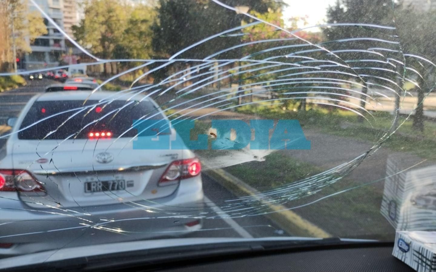 Los "tira piedras" de la Autopista no tienen freno, ahora rompieron un parabrisas y atacaron un micro