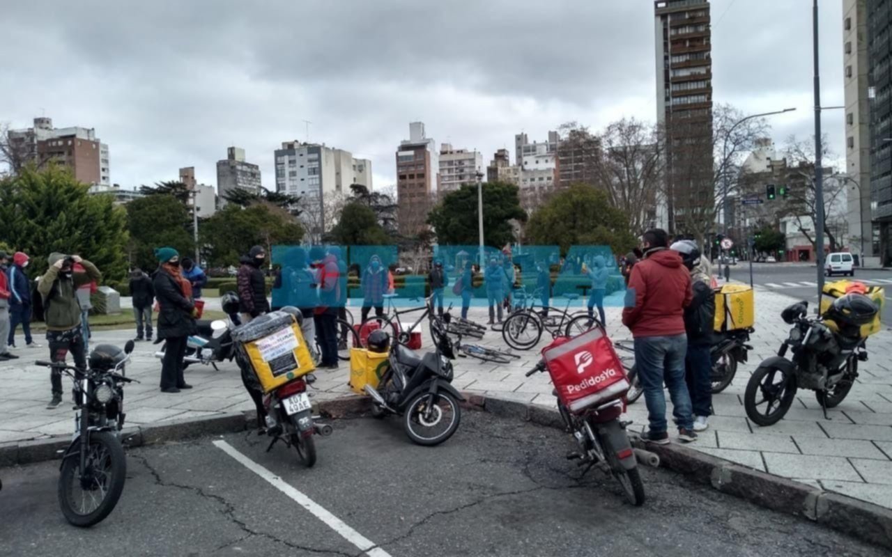 Repartidores se movilizaron en La Plata contra una ley que busca regularizar la actividad