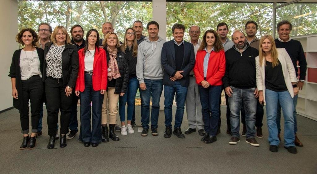 Manes reunió a su tropa, bajó línea y relanza su campaña