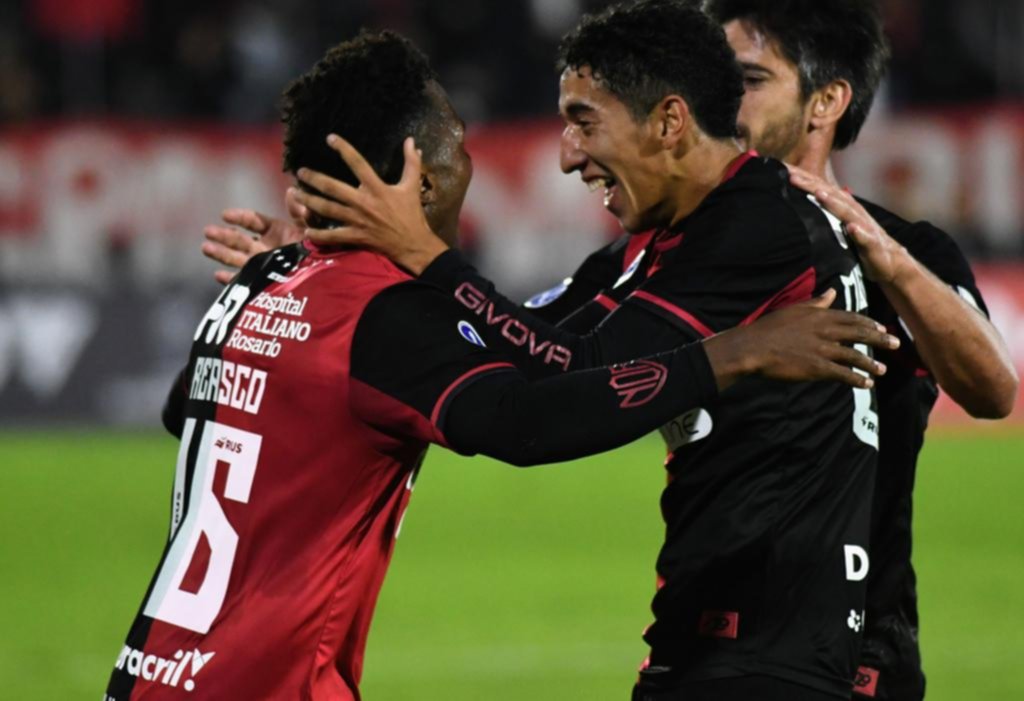 Newell’s venció por 3-0 a Blooming, en Rosario, y es líder con puntaje ideal