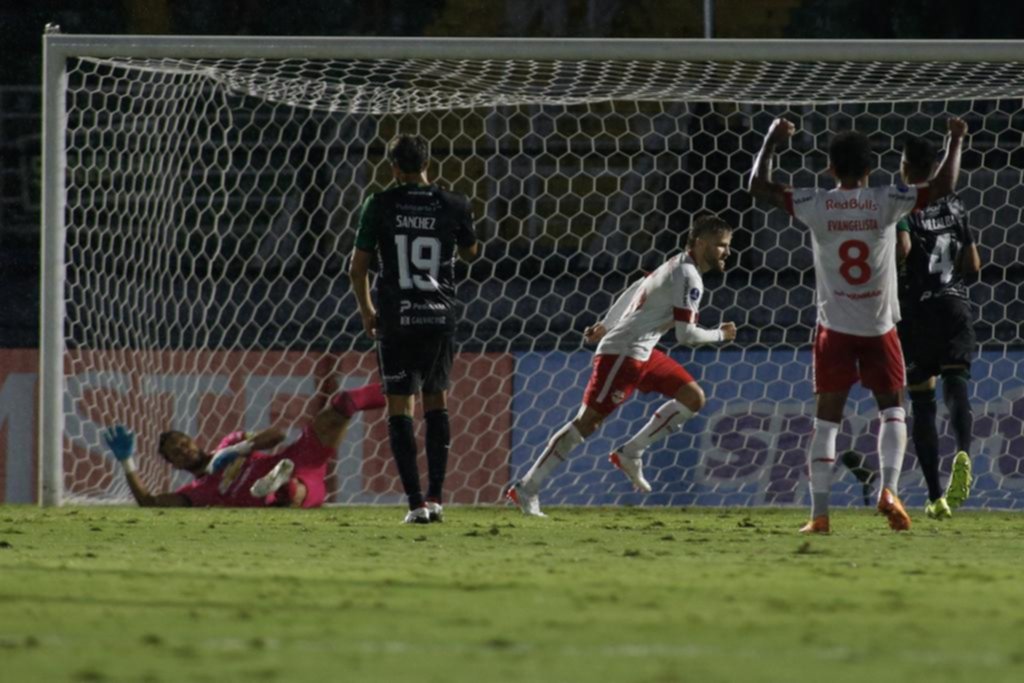 Atento Pincha: goleó Bragantino y es el líder, por diferencia de gol, del Grupo C