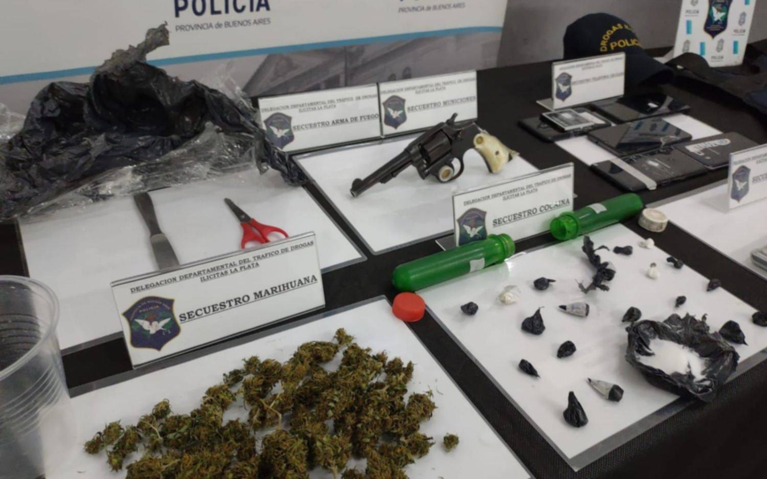 Caen dos sujetos acusados de comercializar cocaína y marihuana al "menudeo" en La Plata