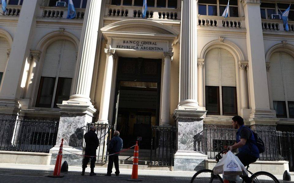 El freno al dólar soja, las razones del salto del blue y cuál podría ser el techo de cotización