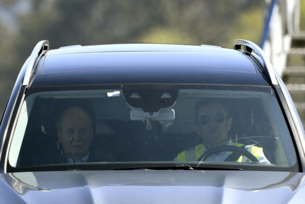 Juan Carlos I volvió por la puerta de atrás a España