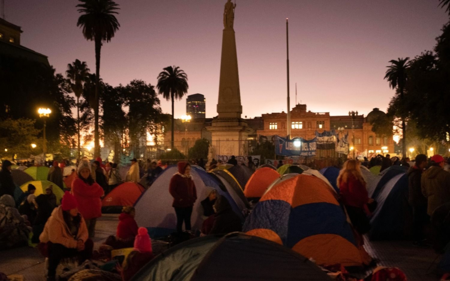 Caos en CABA: acampe piquetero en pleno centro porteño y marcha a Desarrollo Social