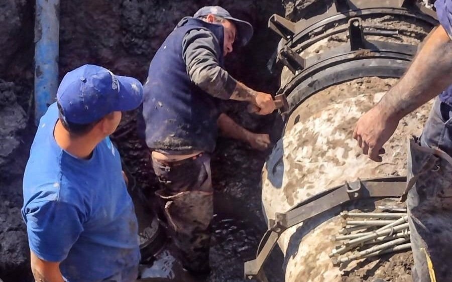 Repararán un acueducto sobre Av. 1: qué zonas habrá baja presión en La Plata