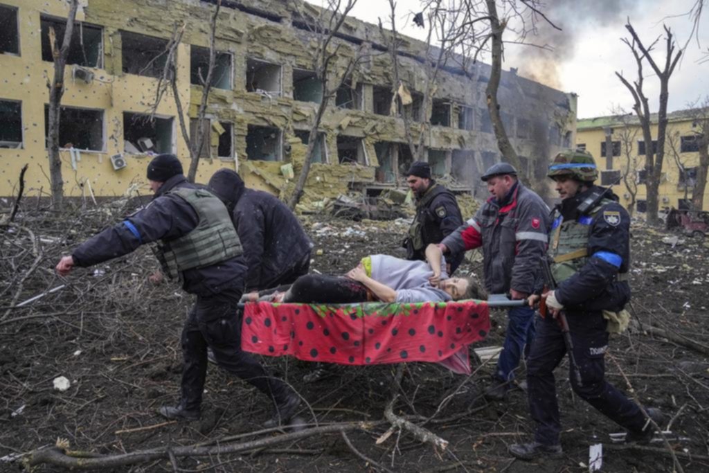 Premio World Press a la foto de una embarazada agonizando en Ucrania