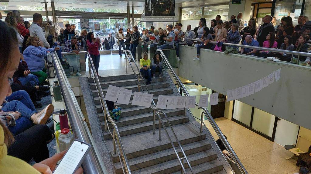 El Registro, con protesta y trámites complicados