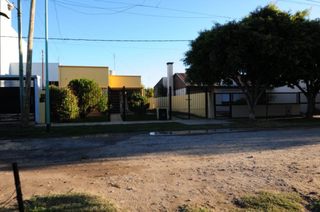 Un excomisario de Berisso se defendió de un robo y hay un barrio en alerta