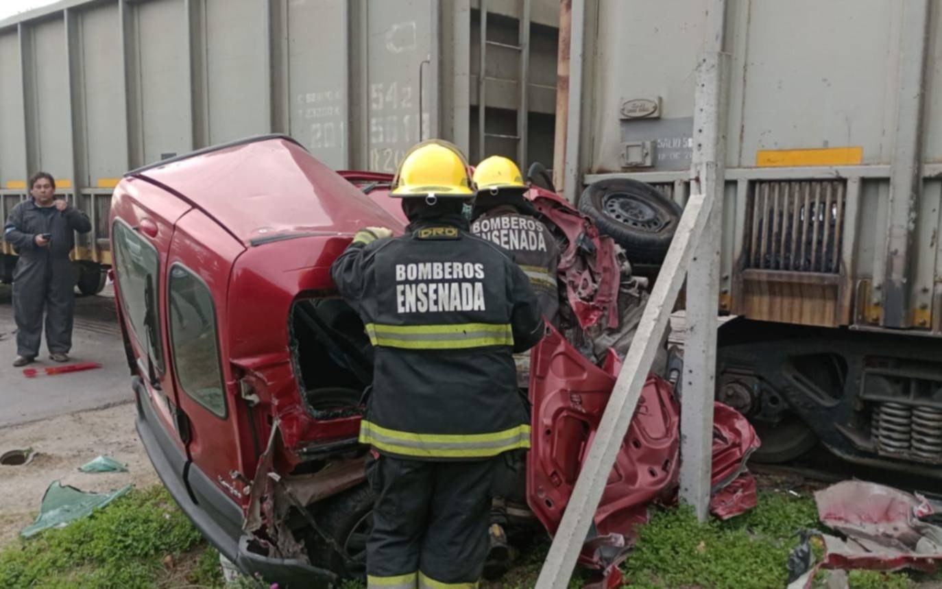 Ensenada: un tren de carga se "devoró" una camioneta, que quedó como un acordeón