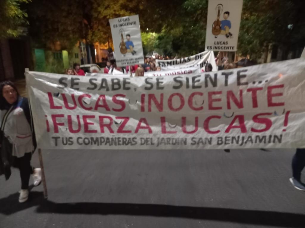 Nueva marcha de antorchas en el centro de La Plata por Lucas Puig