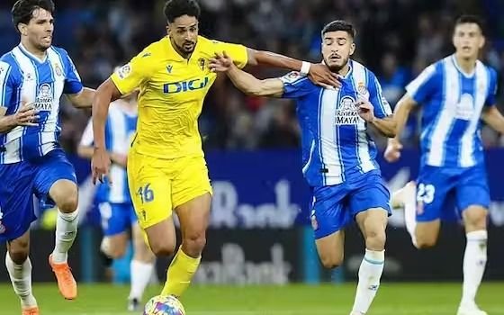 Aburrida igualdad entre Cádiz y Espanyol, en la pelea por la permanencia