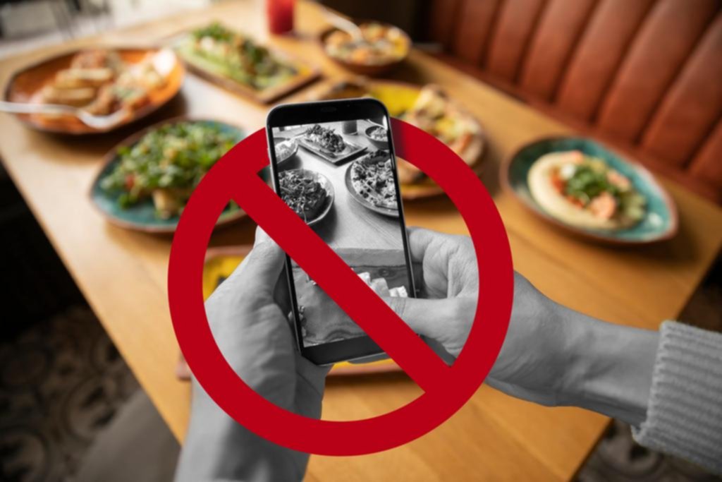 Un restó prohibe usar el celular en las comidas para ahorrar tiempo y no estropear el plato