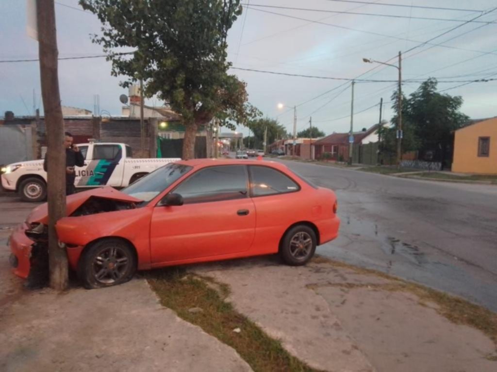 Impactó contra un poste y fue internado