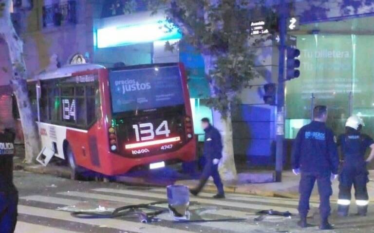 Un tremendo choque entre dos colectivos en Parque Patricios dejó como saldo 18 personas heridas