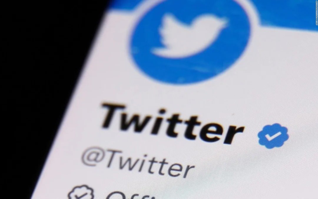 Twitter restablece la insignia azul para algunos medios y celebridades