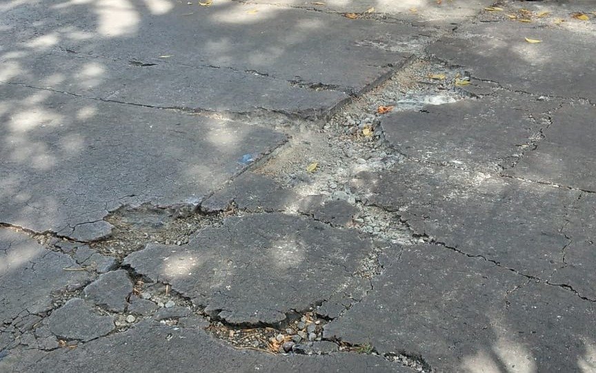 "Estamos así hace 9 meses", afirman vecinos de La Loma que conviven con un pozo roto en plena calle  