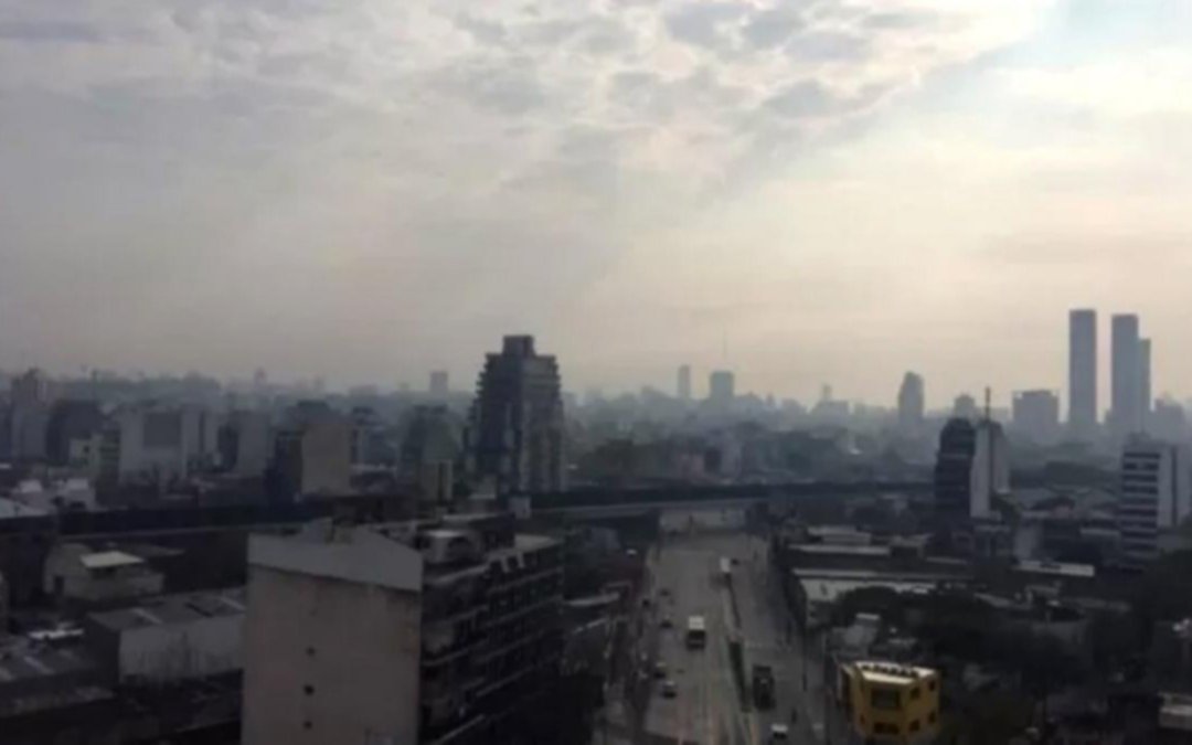 Humo en CABA y parte del Gran Buenos Aires por incendio en Uruguay: ¿afecta a La Plata?