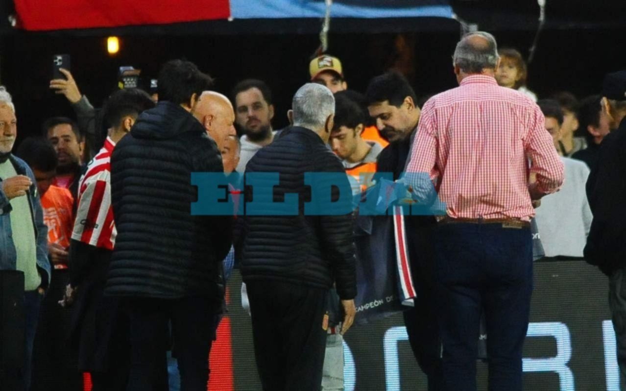 En el entretiempo, Carlos Salvador Bilardo fue homenajeado en UNO