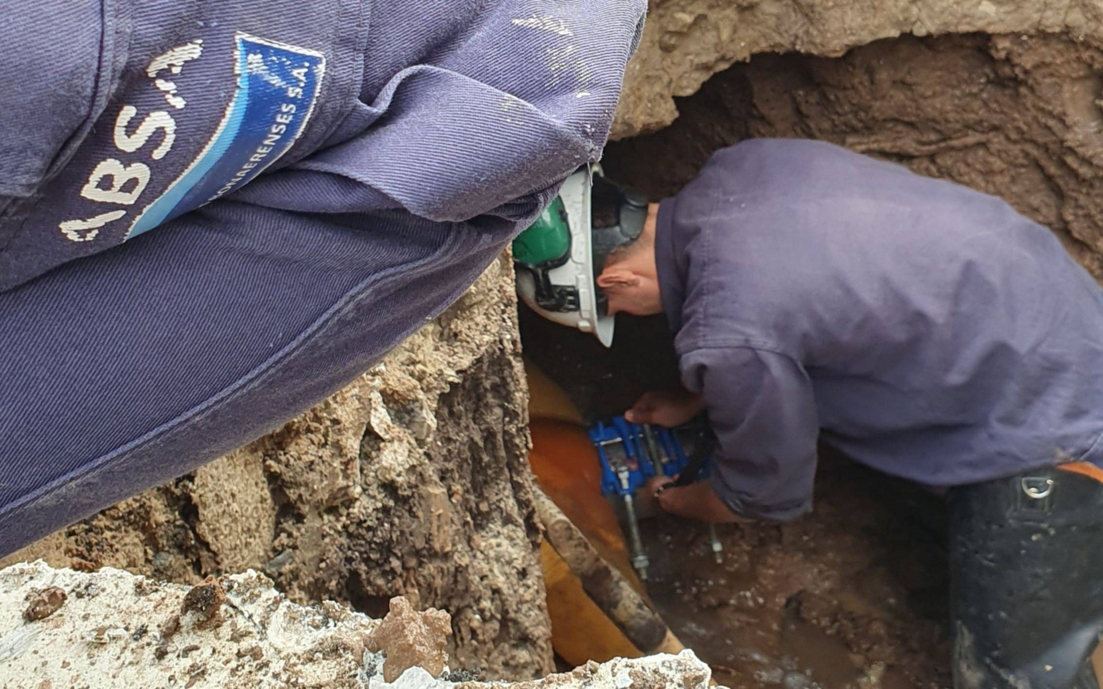 Este martes faltará agua en dos barrios de La Plata por obras de Absa: a qué zonas afectará