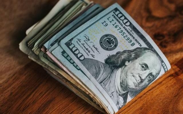 Tras una jornada frenética, el dólar cerró a $462