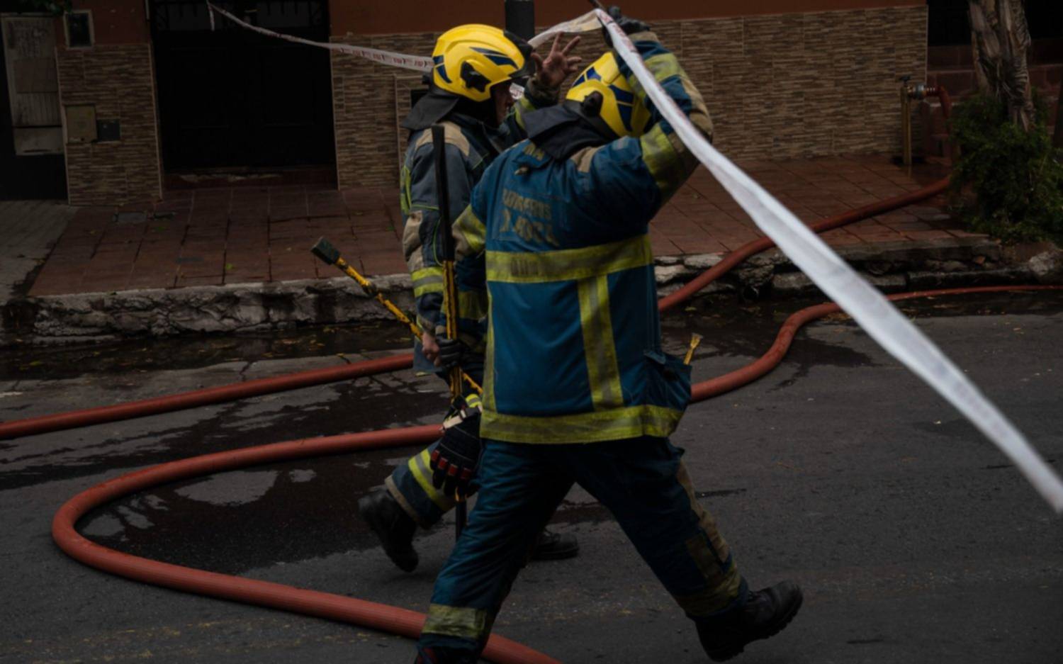 Mientras trabajaban los bomberos, se derrumbó una pared de Iron Mountain