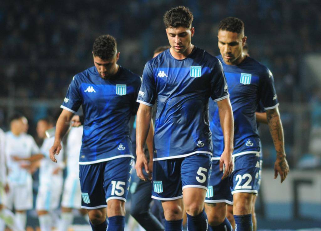 Racing sufrió una durísima derrota y el público despidió a los jugadores con silbidos