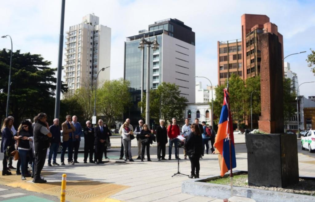 Acto en conmemoración por los 108 años del Genocidio Armenio