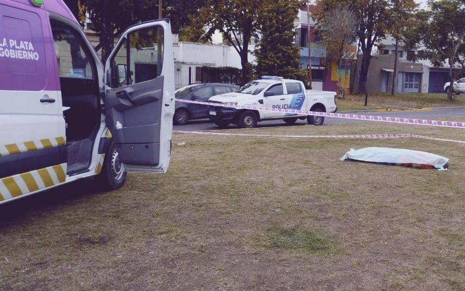 Conmoción y misterio en La Plata: hallaron muerto a un hombre en la zona del Hospital Italiano