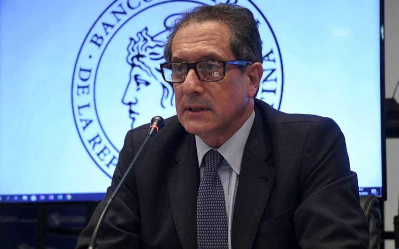 El Presidente ratificó a Pesce en el BCRA y por la suba del paralelo culpa a "la derecha argentina"