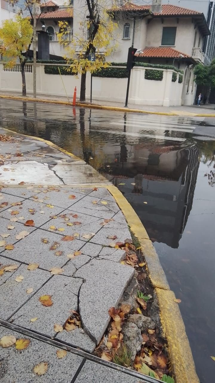 La "laguna del Centro": así bautizaron a la acumulación de agua en 10 y 51